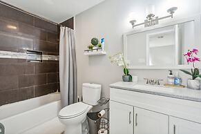 Uptown Serenity Quiet Neighborhood 3 Bedroom Home by RedAwning
