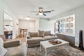 Uptown Serenity Quiet Neighborhood 3 Bedroom Home by RedAwning