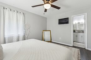 Uptown Serenity Quiet Neighborhood 3 Bedroom Home by RedAwning