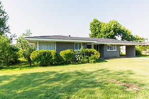Uptown Serenity Quiet Neighborhood 3 Bedroom Home by RedAwning