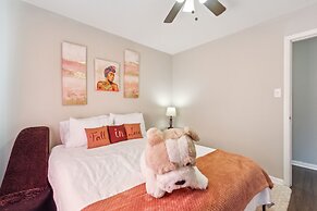 Uptown Serenity Quiet Neighborhood 3 Bedroom Home by RedAwning