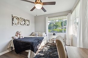 Uptown Serenity Quiet Neighborhood 3 Bedroom Home by RedAwning