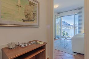 Flower House with Lake View