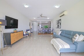 City Centre Apartment with Mountain View