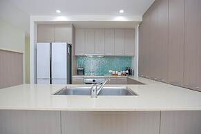 City Centre Apartment with Mountain View