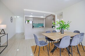 City Centre Apartment with Mountain View