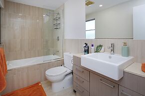 City Centre Apartment with Mountain View