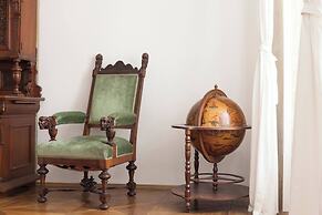 Antique Old Town Apartment