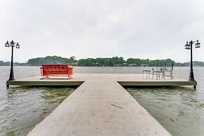 Lakefront Cottage in Clear Springs w/ Deck & Patio