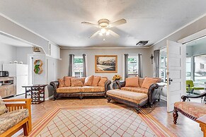 Lakefront Cottage in Clear Springs w/ Deck & Patio