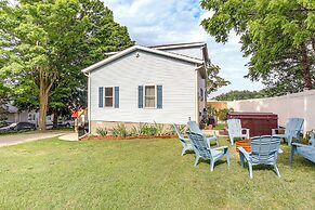 Near Saugatuck Dunes: Pet-friendly Fennville Home!