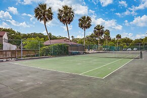 Amelia Island Condo w/ Pool Access: Walk to Beach!