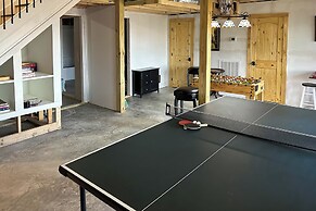 Mountain-view Fleetwood Retreat w/ Deck & Grill