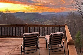 Mountain-view Fleetwood Retreat w/ Deck & Grill