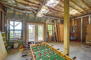 Mountain-view Fleetwood Retreat w/ Deck & Grill