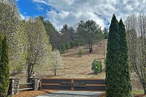 Mountain-view Fleetwood Retreat w/ Deck & Grill