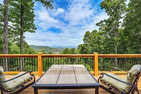 Mountain-view Fleetwood Retreat w/ Deck & Grill