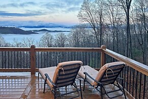 Mountain-view Fleetwood Retreat w/ Deck & Grill