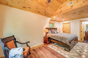 Mountain-view Fleetwood Retreat w/ Deck & Grill