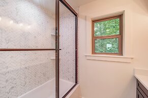 Mountain-view Fleetwood Retreat w/ Deck & Grill