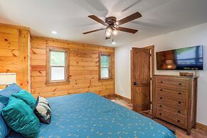 Mountain-view Fleetwood Retreat w/ Deck & Grill