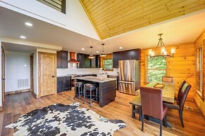 Mountain-view Fleetwood Retreat w/ Deck & Grill