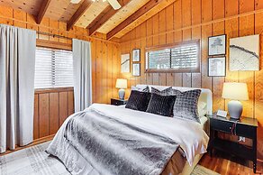 Lakefront Innsbrook Chalet: Hot Tub + Fire Pit!