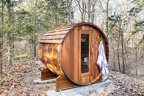 Lakefront Innsbrook Chalet: Hot Tub + Fire Pit!