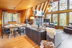 Lakefront Innsbrook Chalet: Hot Tub + Fire Pit!