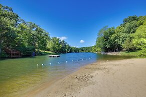 Lakefront Innsbrook Chalet: Hot Tub + Fire Pit!