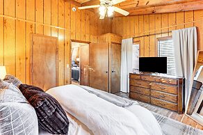 Lakefront Innsbrook Chalet: Hot Tub + Fire Pit!