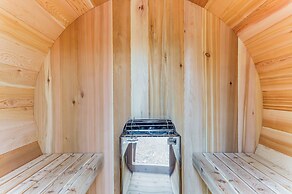 Lakefront Innsbrook Chalet: Hot Tub + Fire Pit!