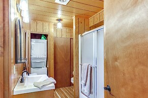 Lakefront Innsbrook Chalet: Hot Tub + Fire Pit!