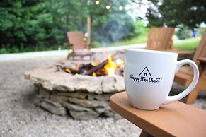 Lakefront Innsbrook Chalet: Hot Tub + Fire Pit!