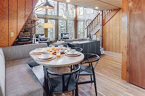 Lakefront Innsbrook Chalet: Hot Tub + Fire Pit!