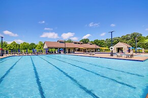 Lakefront Innsbrook Chalet: Hot Tub + Fire Pit!