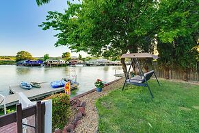 Waterfront Clearlake Retreat - Shared Sauna & Dock