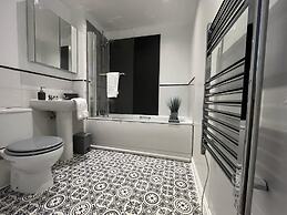 Modern Spacious Apartment in Private Grounds
