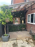 Charming Green Retreat in Idyllic Eccleston