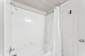 Cozy Chic 2BR King Suite w Gym Pool Close to DT