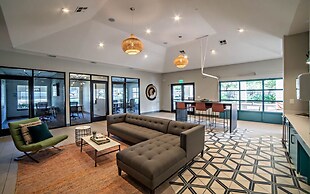 Cozy Chic 2BR King Suite w Gym Pool Close to DT