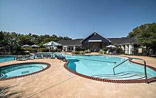 Cozy Chic 2BR King Suite w Gym Pool Close to DT