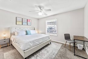 Cozy Chic 2BR King Suite w Gym Pool Close to DT