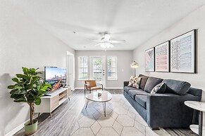 Cozy Chic 2BR King Suite w Gym Pool Close to DT