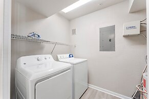 Cozy Chic 2BR King Suite w Gym Pool Close to DT