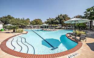 Cozy Chic 2BR King Suite w Gym Pool Close to DT