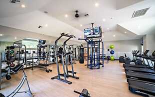 Cozy Chic 2BR King Suite w Gym Pool Close to DT