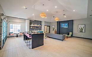 Cozy Chic 2BR King Suite w Gym Pool Close to DT