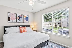 Cozy Chic 2BR King Suite w Gym Pool Close to DT