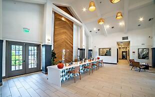 Cozy Chic 2BR King Suite w Gym Pool Close to DT